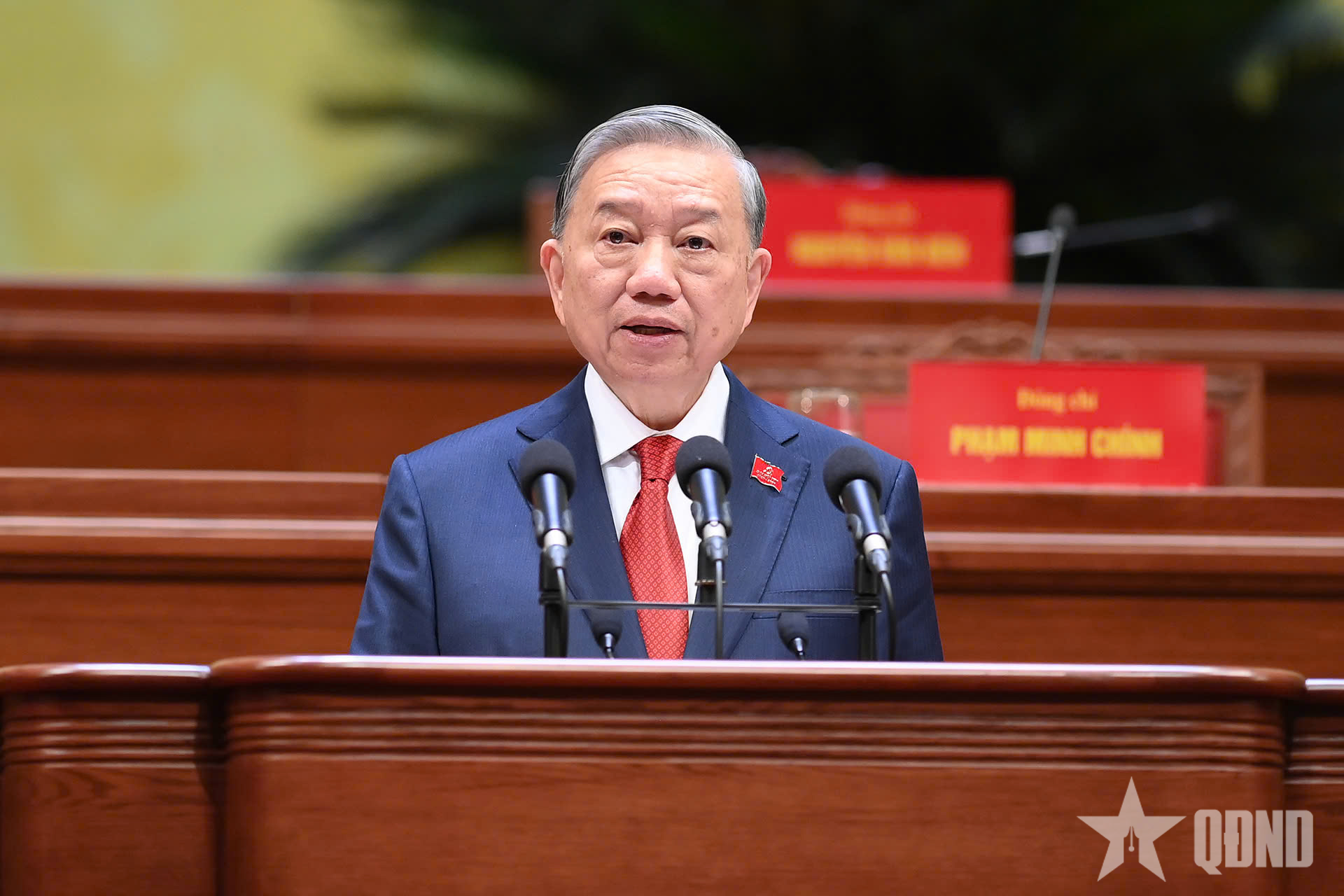 Tổng Bí thư Tô Lâm thay mặt Ban Chấp hành Trung ương Đảng khóa XIV phát biểu trước Đại hội: Ban Chấp hành Trung ương Đảng khóa XIV sẽ làm việc bằng tinh thần nêu gương cao nhất, nói đi đôi với làm, làm đến cùng